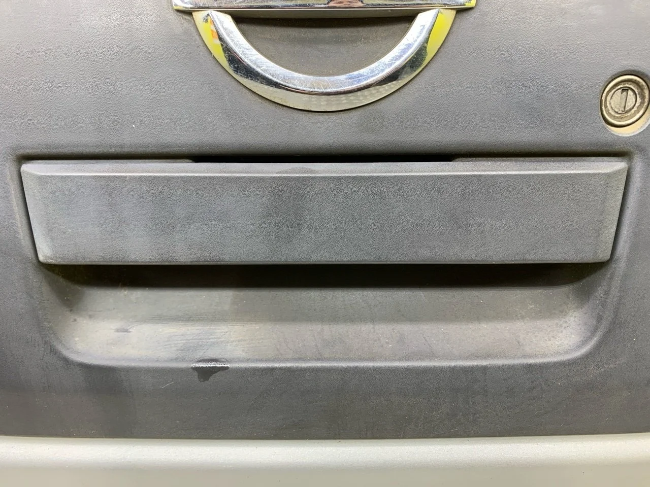 Ручка заднего (откидного) борта Nissan Navara (D40) 2004-2015 2011 90606EA810 ПИКАП 2.5 D YD25DDTI