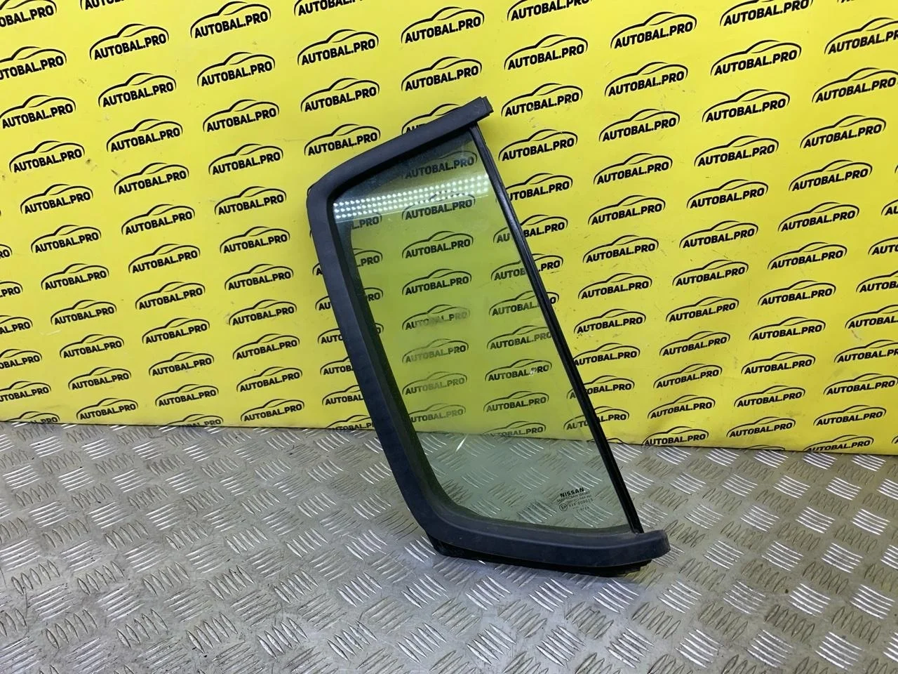 Стекло двери задней правой (форточка) Nissan Navara (D40) 2004-2015 2011 82262EB300 ПИКАП 2.5 D YD25DDTI