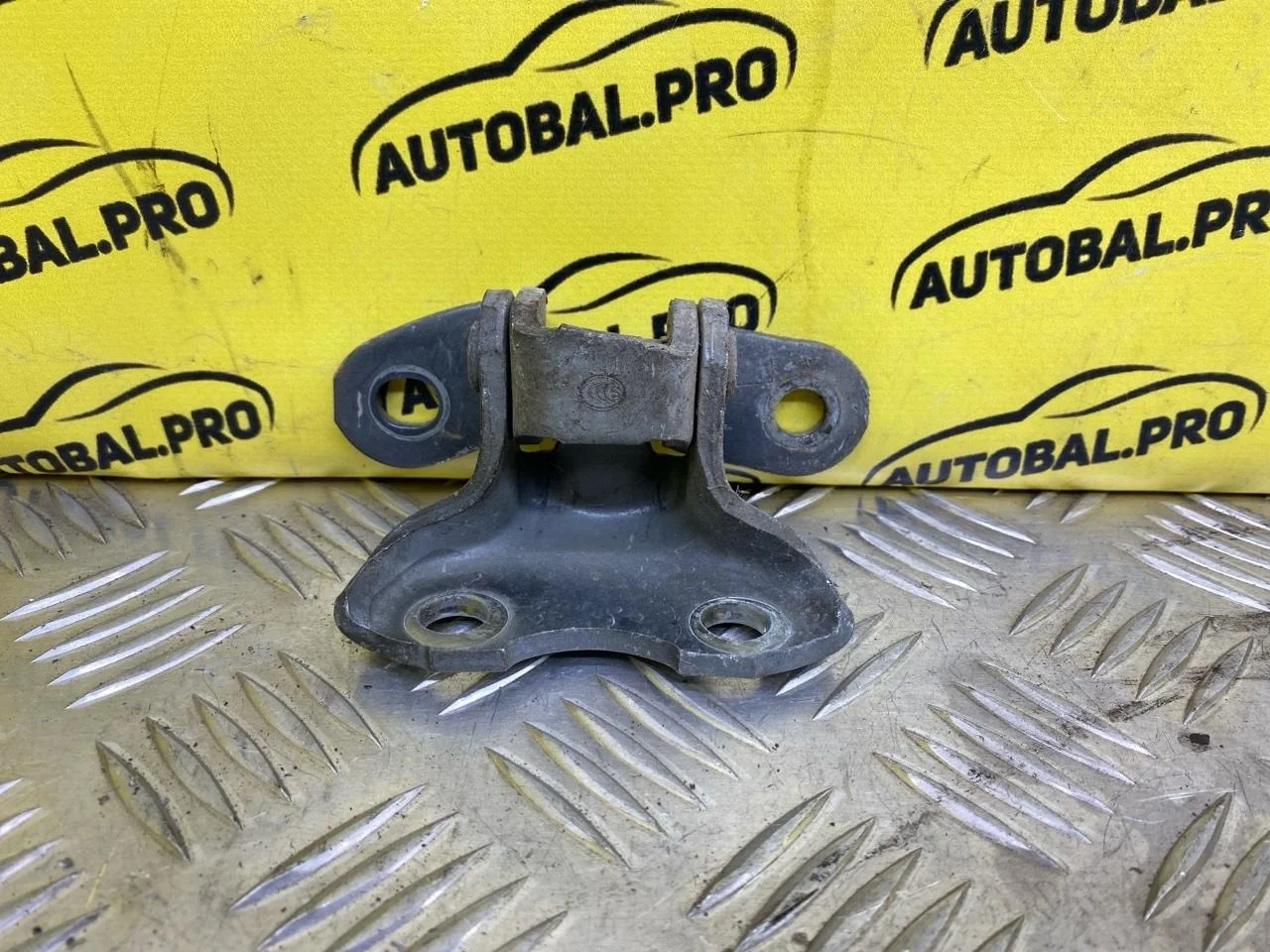 Петля двери передней левой Toyota Rav 4 (CA40) (2012-2019) 2013 6874012120 2.2 D 2ADFTV