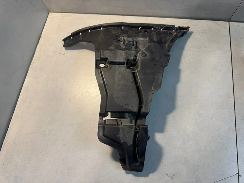 Кронштейн переднего бампера Volvo V70 08693181, левый