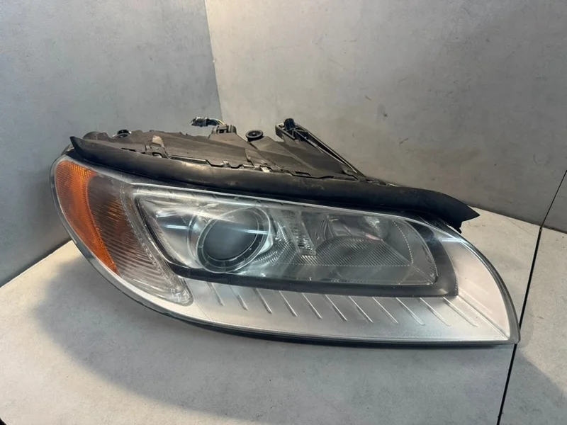 Фара ксеноновая Volvo S80 31353535, правая