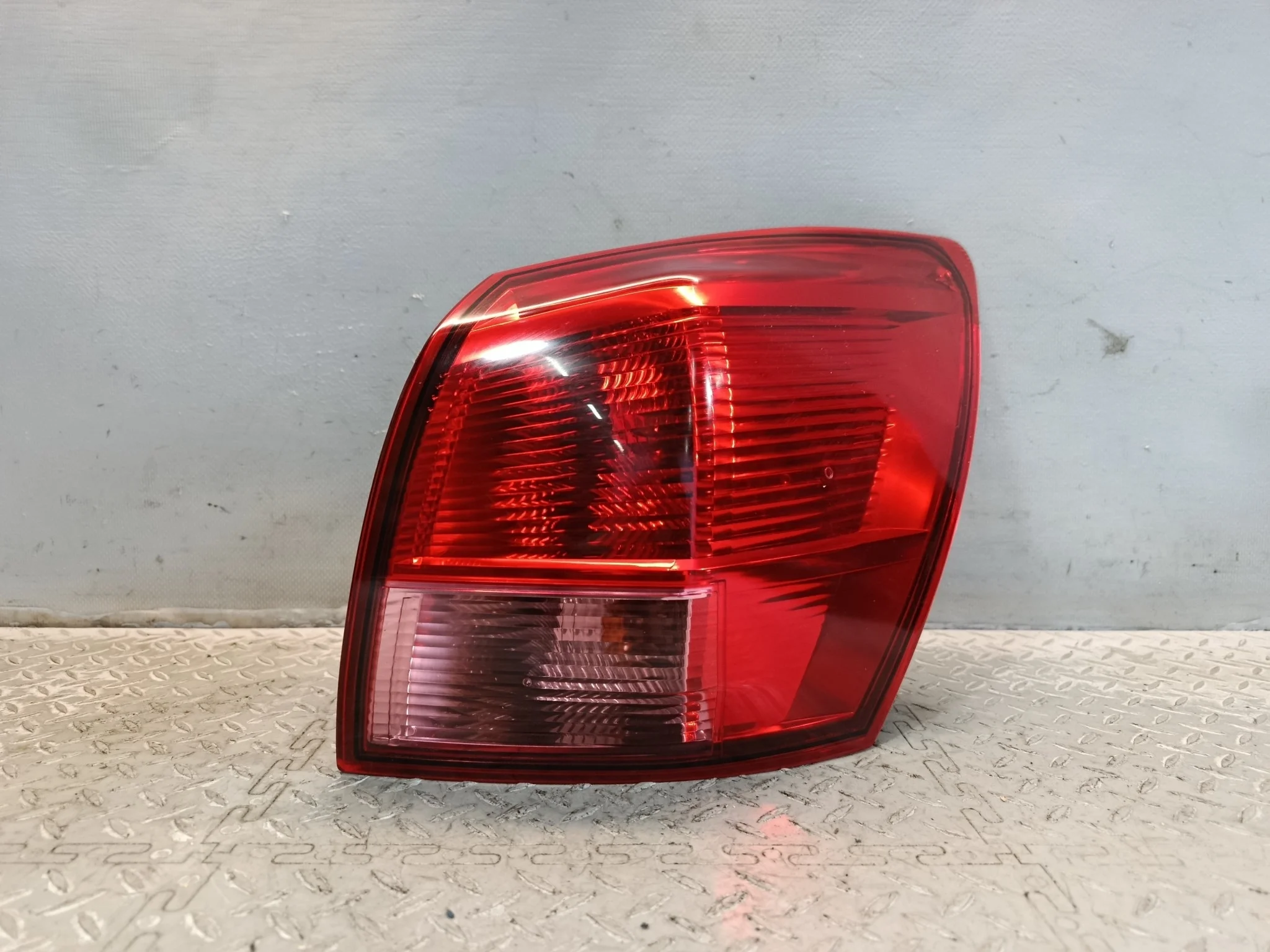 ФОНАРЬ NISSAN ПРАВЫЙ 26550JD000  XE377