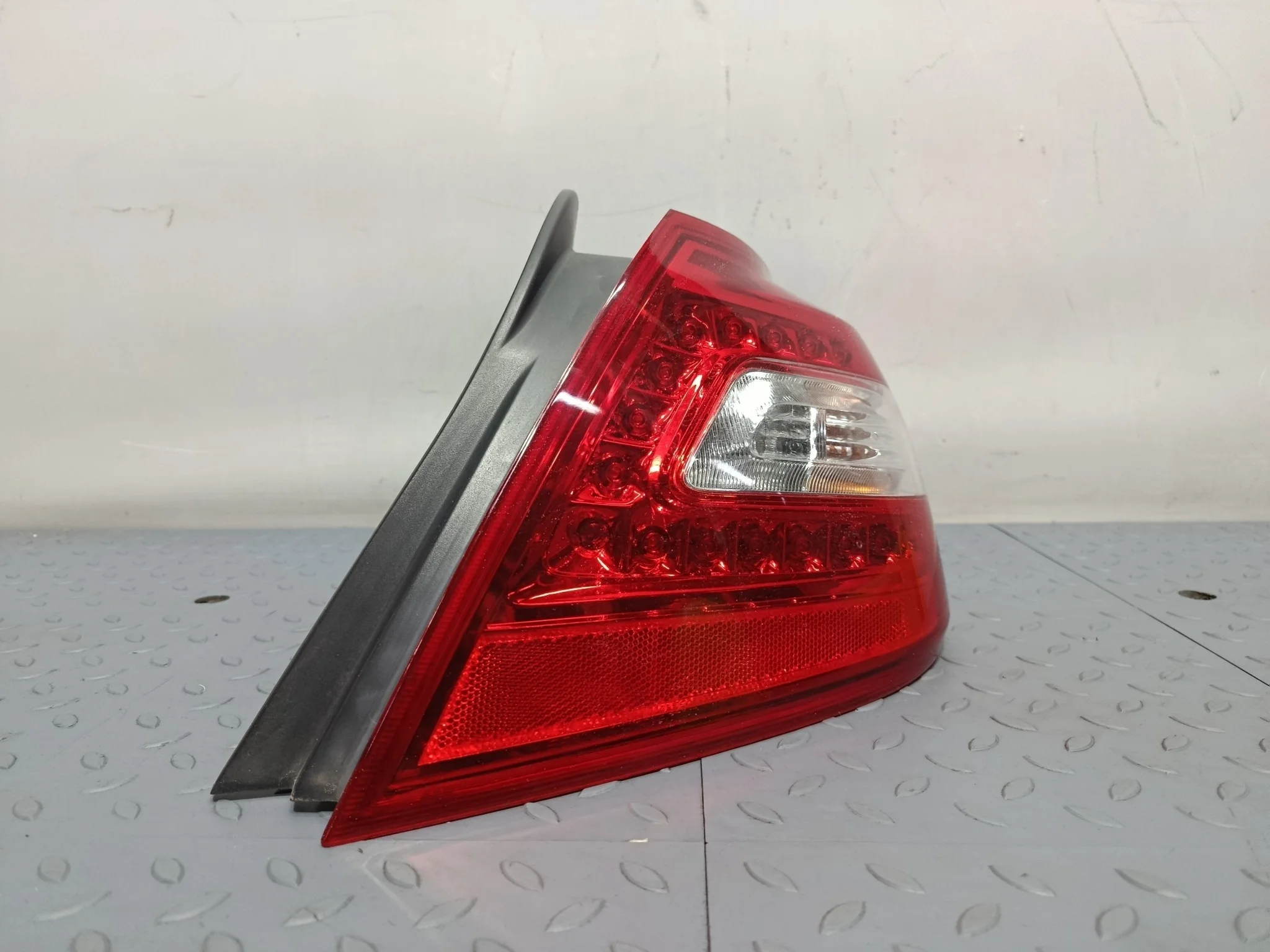 ФОНАРЬ NISSAN ПРАВЫЙ 26550JN00A  KB781