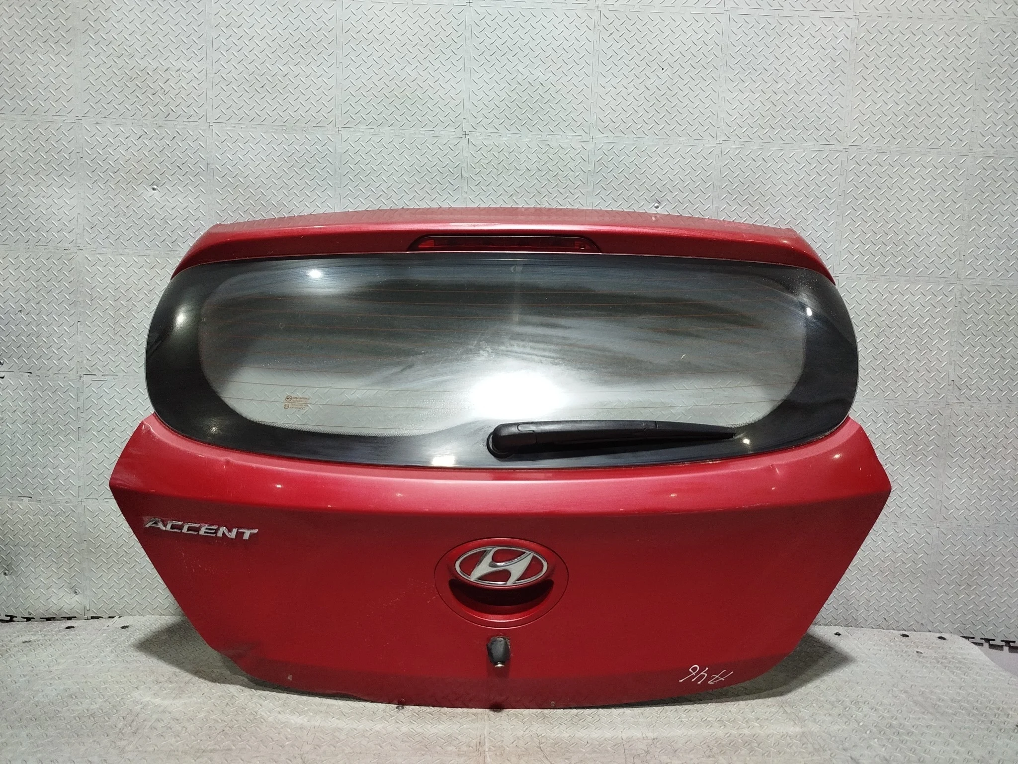 ДВЕРЬ ЗАДНЯЯ HYUNDAI ACCENT SOLARIS 737004L200  красный DY226