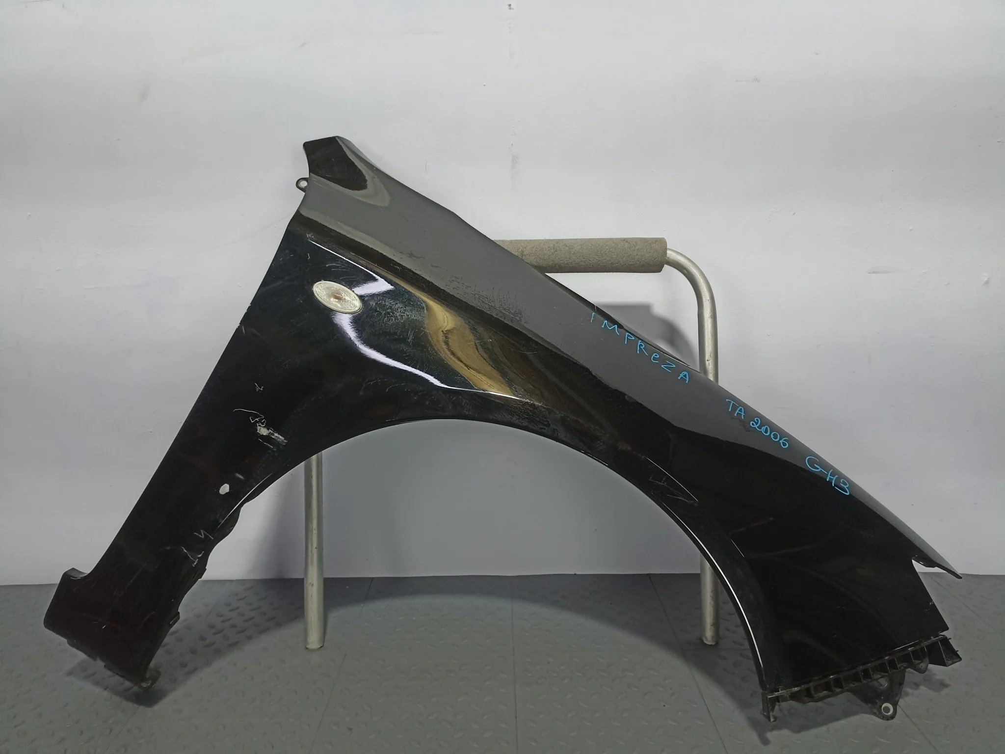 КРЫЛО SUBARU IMPREZA 57120FG0209P ПЕРЕДНЕЕ ПРАВОЕ  черный, 32J TA2006