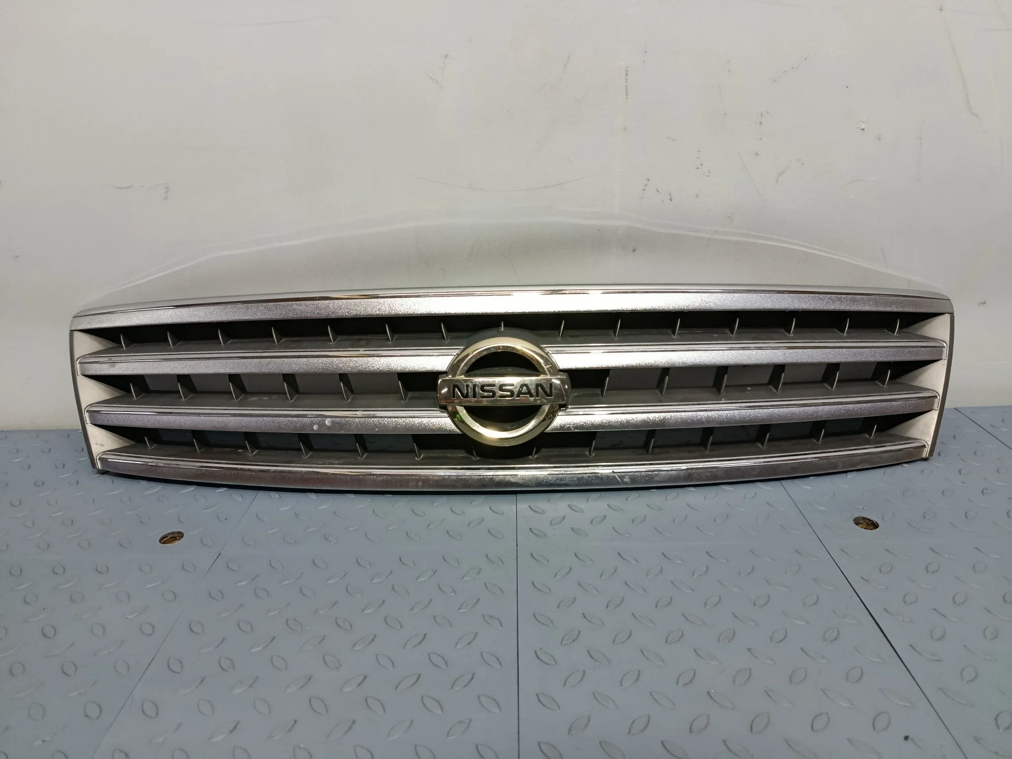 РЕШЕТКА РАДИАТОРА NISSAN 623109Y000  KB767Z