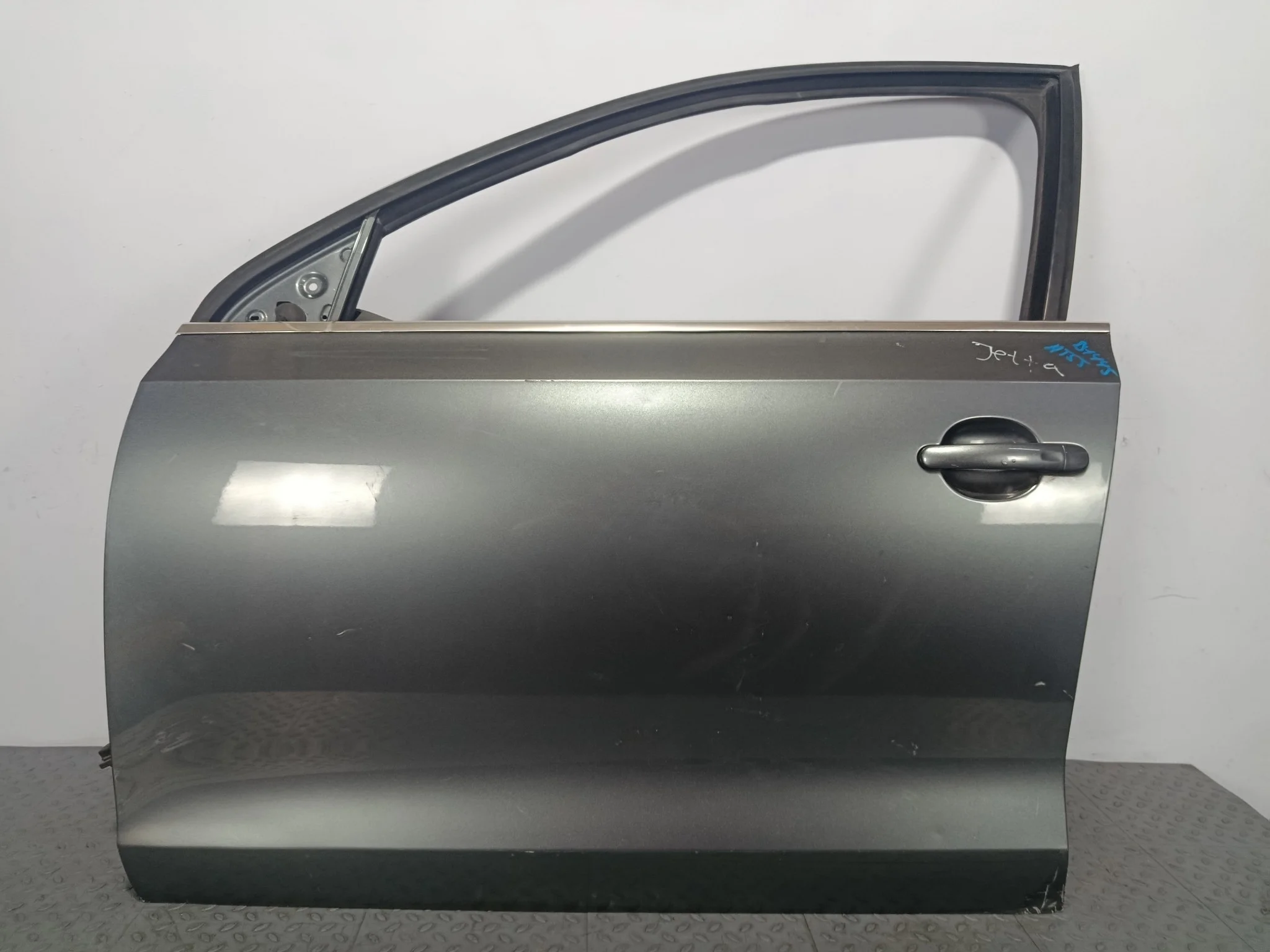 ДВЕРЬ VOLKSWAGEN JETTA 5C6831055B ПЕРЕДНЯЯ ЛЕВАЯ  серый DY445