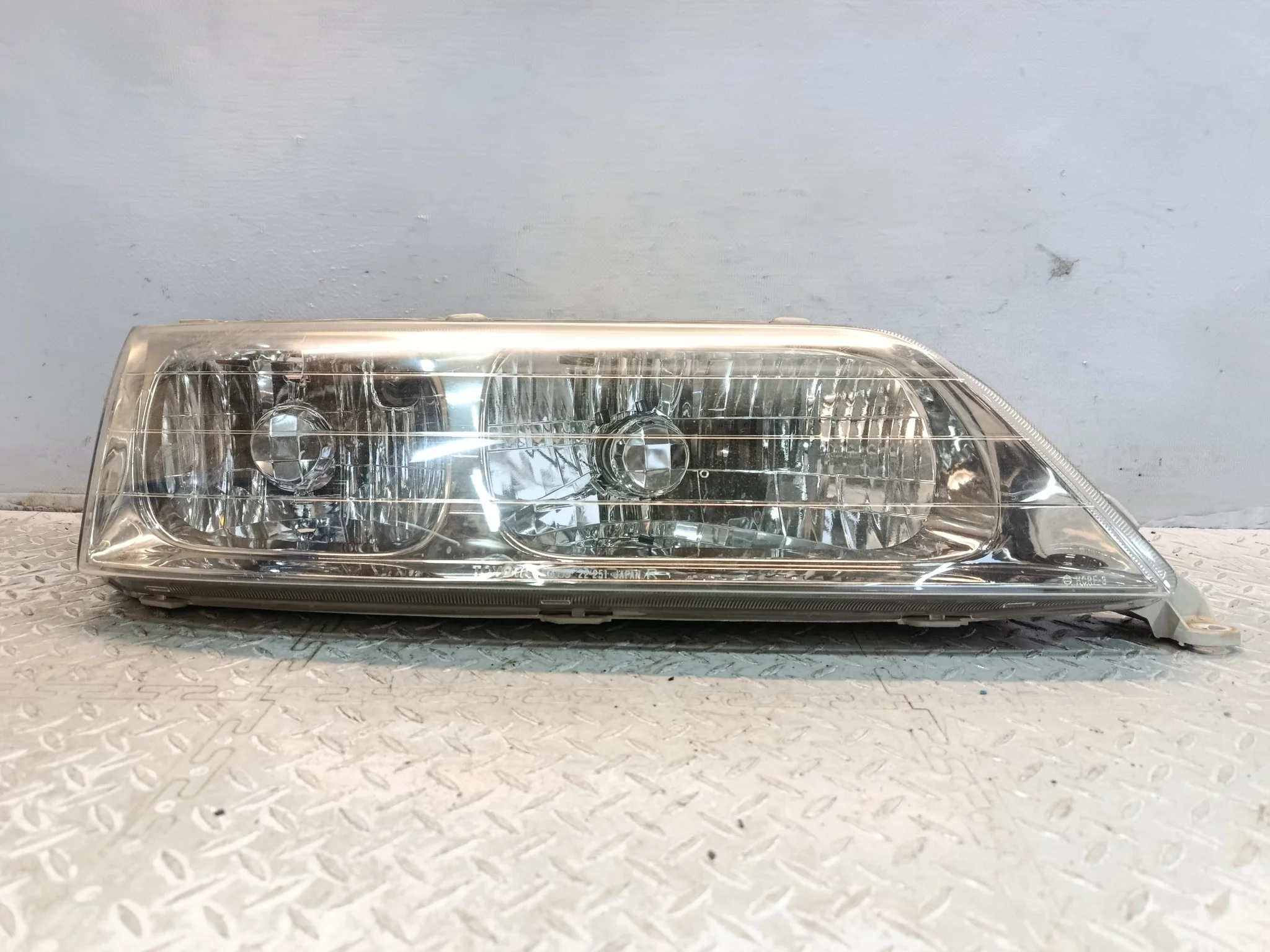 ФАРА TOYOTA ПРАВАЯ 8111022760  KE744Z