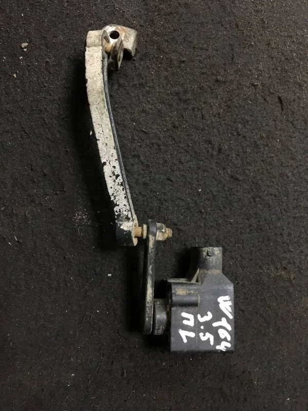 Датчик положения кузова Mercedes M-Class 2007 A0105427717 W164 3.5, передний