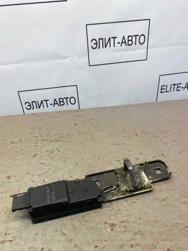 Доводчик багажника Audi Q5 2010 4F9827383G 8R 2.0