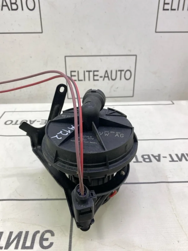 Насос продувки катализатора Audi A6 2012 079959253 C7
