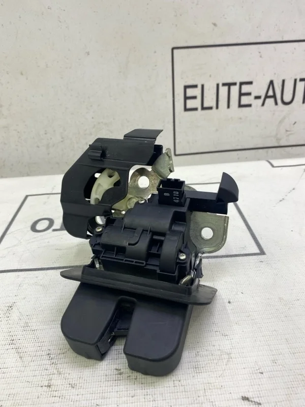 Замок крышки багажника Audi A1 2012 8R0827505 8X