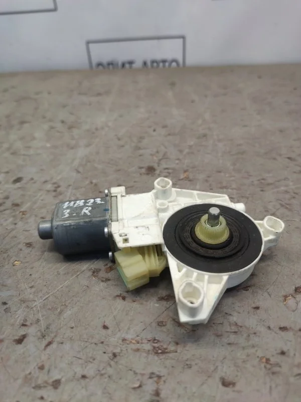 Моторчик стеклоподъемника Mercedes M-Class 2007 A2518200208 W164 3.5, задний правый