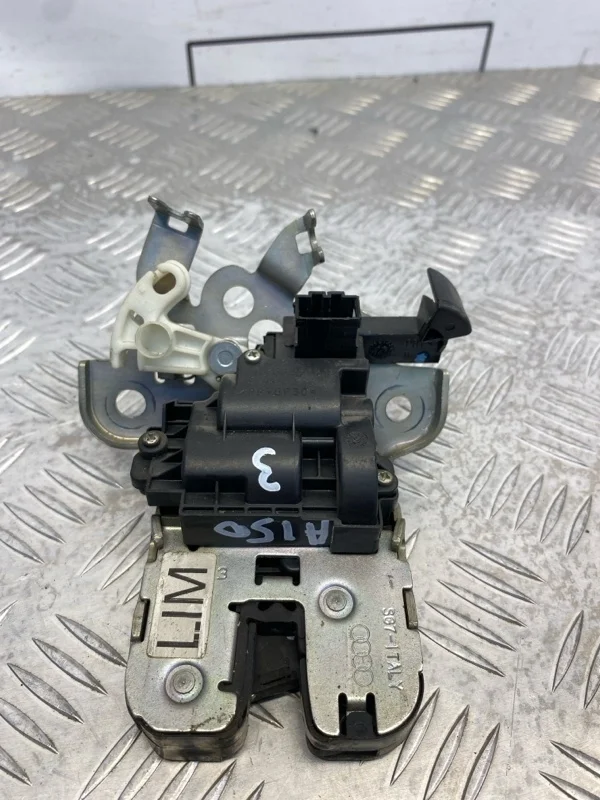 Замок багажника Audi A8 2012 4H0827505A D4 3.0