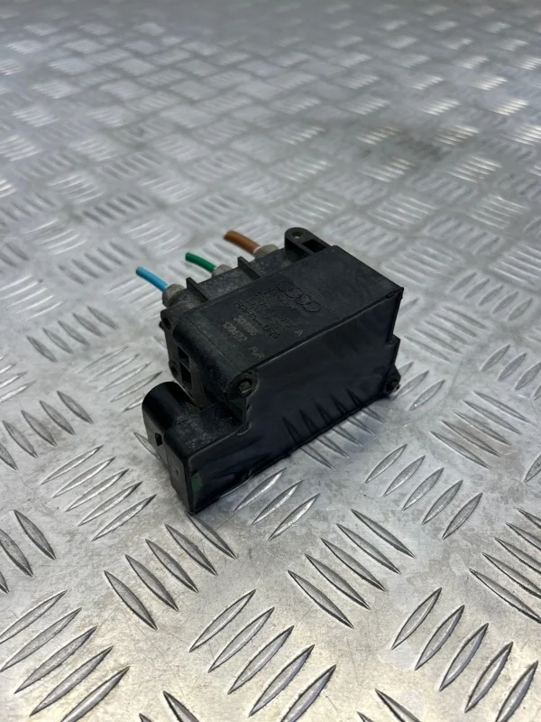 Клапан пневмоподвески Audi A8 2012 4H0616013A D4 3.0