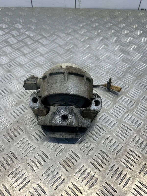 Подушка двигателя Audi A8 2012 4G0199381LD D4 3.0, правая