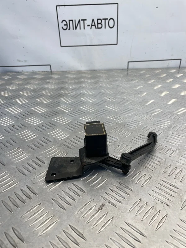 Датчик положения кузова Mercedes ML AMG 2010 A0105427717 W164 6.3, передний правый