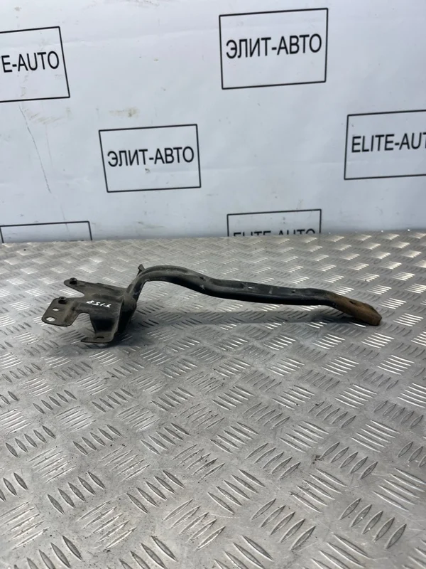 Кронштейн замка капота VW Touareg 2009 7L0823509C 3.0D