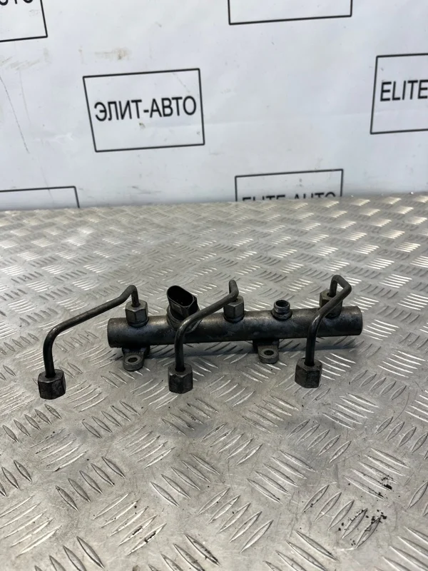 Топливная рампа VW Touareg 2009 059130090AH 3.0D