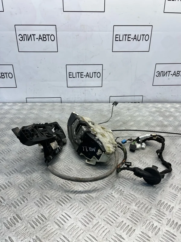 Замок и доводчик двери Mercedes S 2007 A2217300335 W221 3.5, задний левый