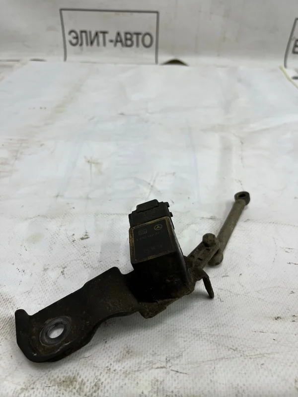 Датчик положения кузова Mercedes S 2011 A0105427717 W221 5.5, передний правый