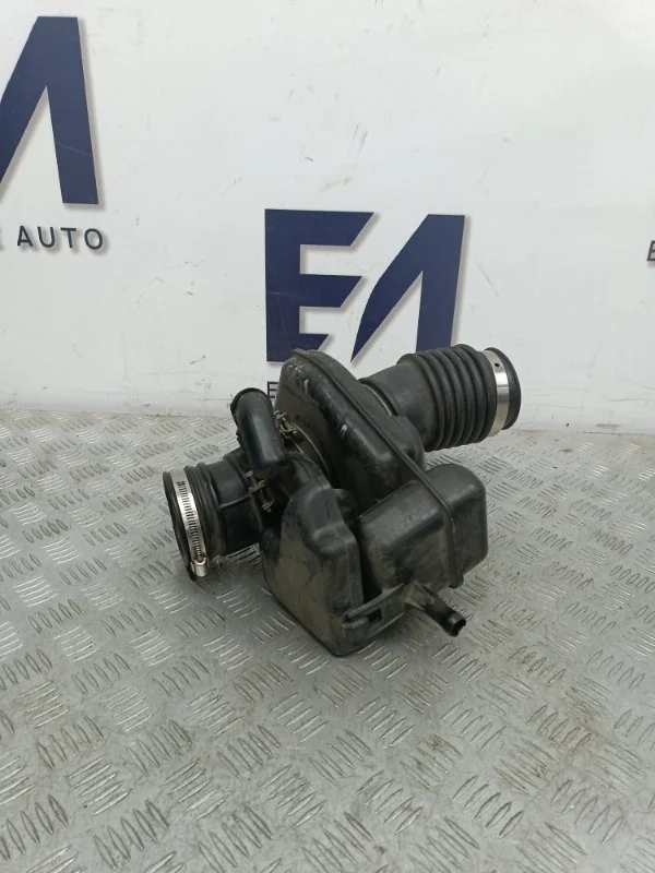 Патрубок воздушного фильтра Nissan Murano 2005 16576CA000 Z50 3.5