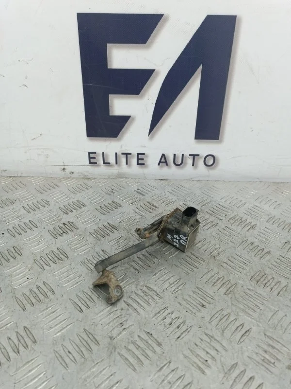 Датчик положения кузова Mercedes R 2006 A0105427717 W251 5.0, передний правый