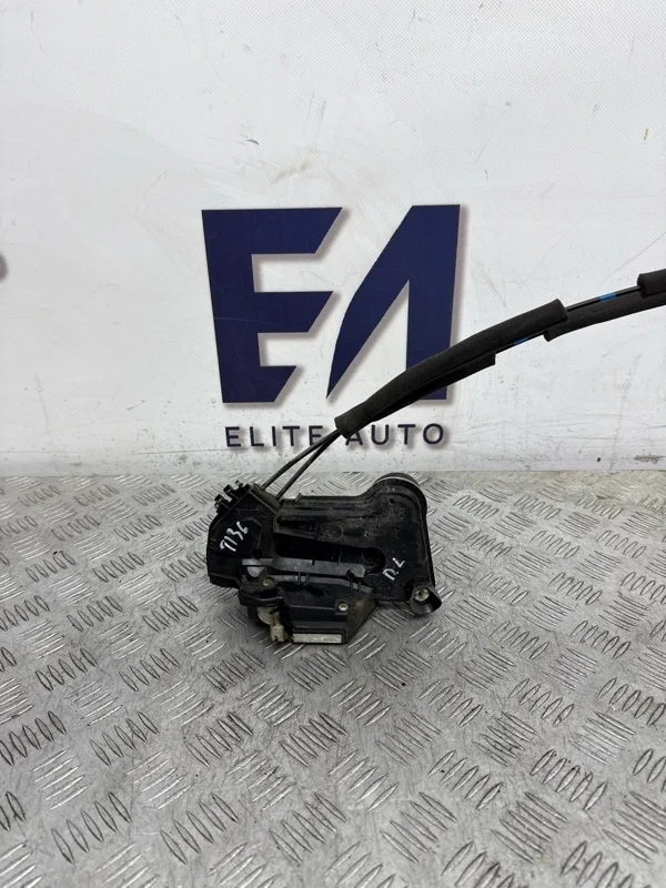Замок двери Toyota Camry 2019 6904053140 XV70 2.0, передний левый