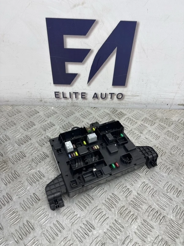 Блок предохранителей Opel Astra 2012 13302301 J 1.4