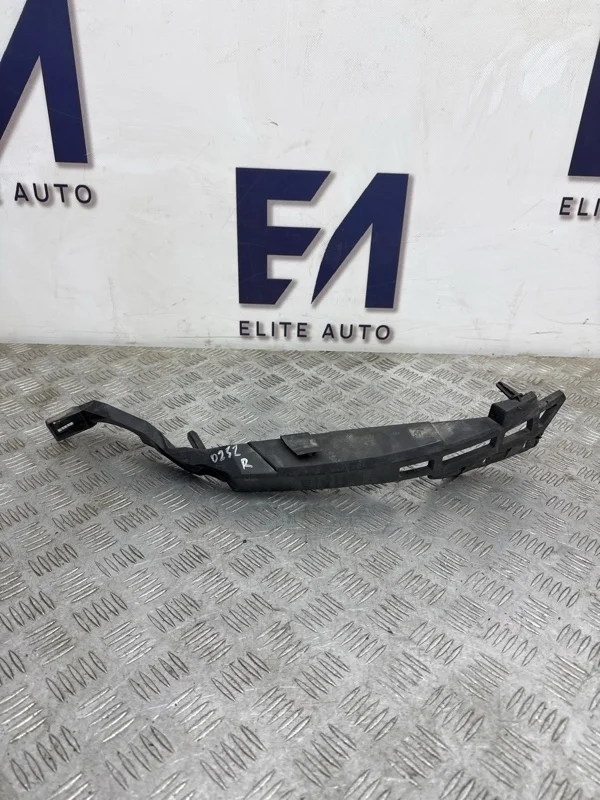 Кронштейн бампера Opel Astra GTC 2013 13347148 J 1.4, передний правый