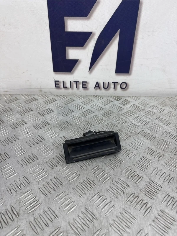 Кнопка открывания багажника VW Touareg 2008 1J0827566L 7L 3.6