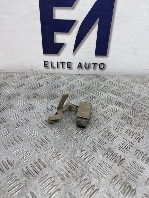 Датчик положения кузова Mercedes GL 2011 A0105427717 X164 5.5, задний правый