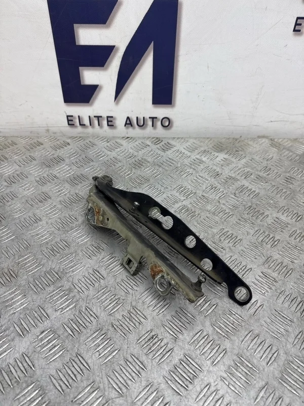 Петля капота Volvo XC70 2005 30716744 2.5T, левая
