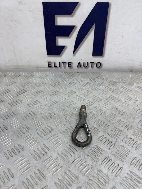 Крюк буксировачный VW Touareg 2007 8E0805616D 7L 2.5D