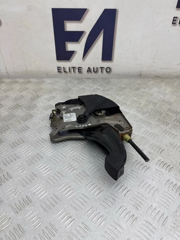 Педаль стояночного тормоза VW Touareg 2007 7L0721797N 7L 2.5D