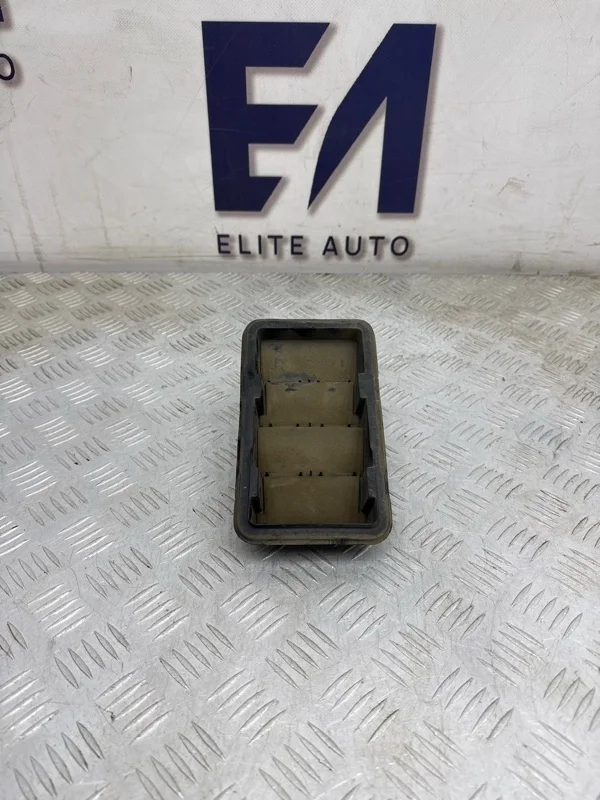 Решетка вентиляционная LR Range Rover Sport 2011 JDD000051 L320 3.0D, задняя правая