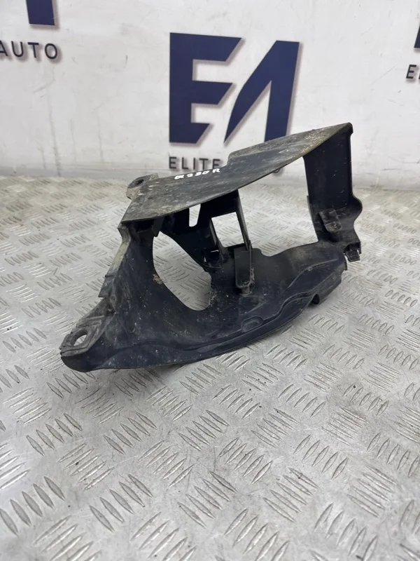 Кронштейн фар Audi Q7 2008 4L0941614 4L 4.2, правый