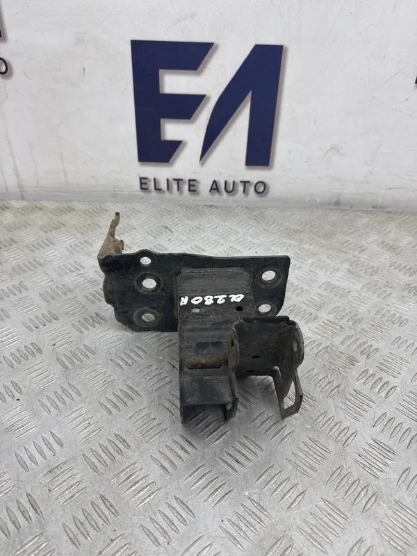 Кронштейн усилителя бампера Audi Q7 2008 4L0807134C 4L 4.2, передний правый
