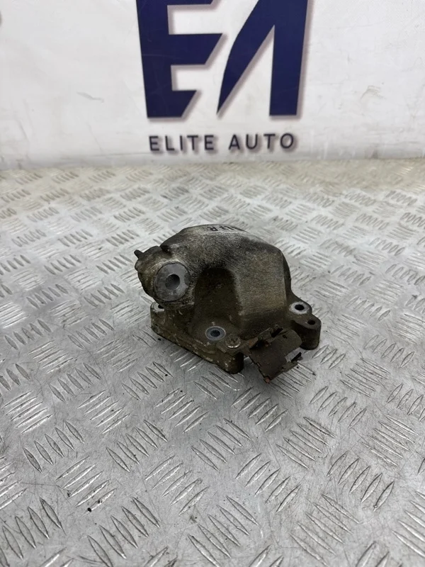 Кронштейн двигателя Mercedes ML 2006 A6422230304 W164 3.2D, правый