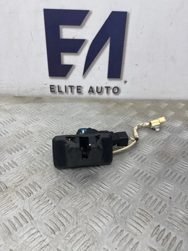 Замок багажника Toyota Harrier 2005 6935022010 2 2.4