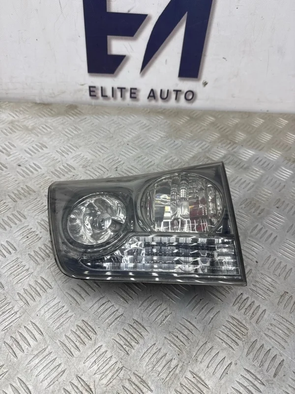 Фонарь внутренний Toyota Harrier 2005 8158148050 2 2.4, правый