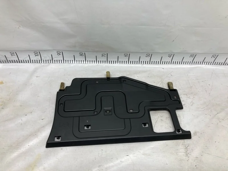 Накладка торпедо под бардачок нижняя TOYOTA Land Cruiser 2019 5560760111 URJ202 1VD-FTV 4.5, передняя правая