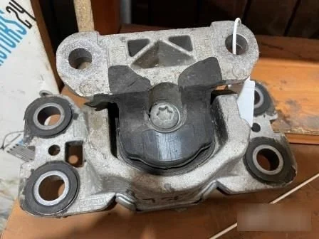 Опора ДВС Land Rover Freelander 2 LR023379