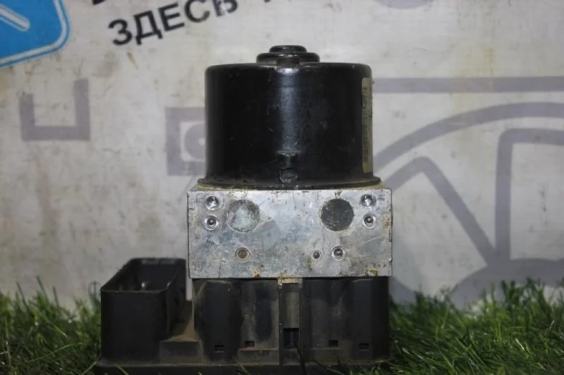 Блок ABS (насос) Ford Focus II 8M512C405AA CB4 DA3 DB