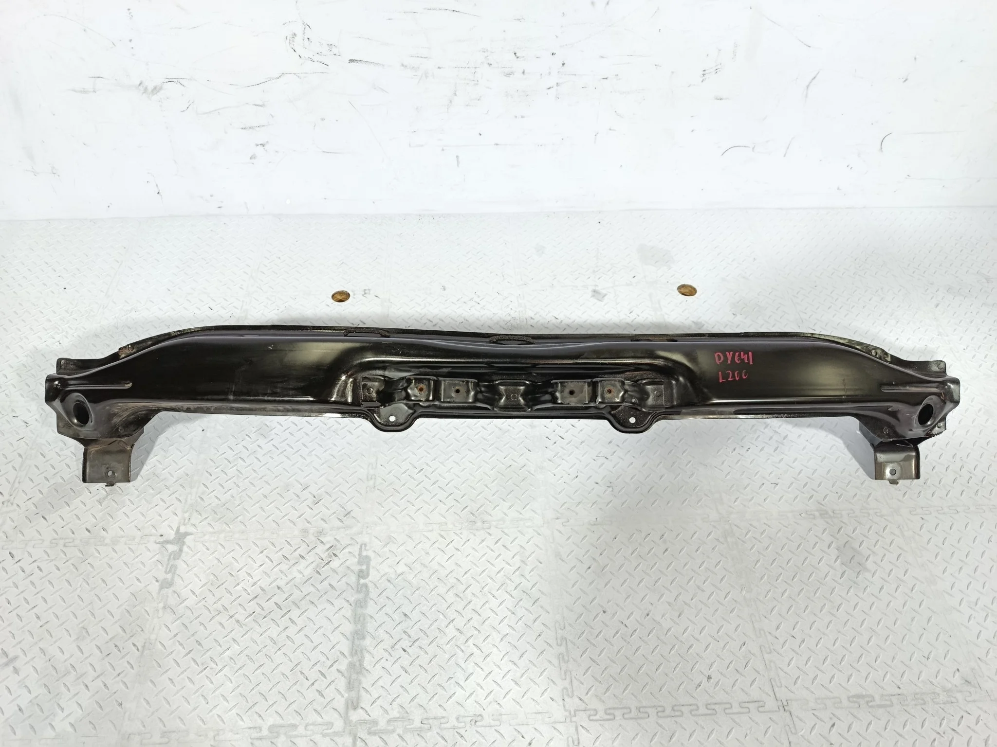 УСИЛИТЕЛЬ БАМПЕРА MITSUBISHI ПЕРЕДНЯЯ MN142537
