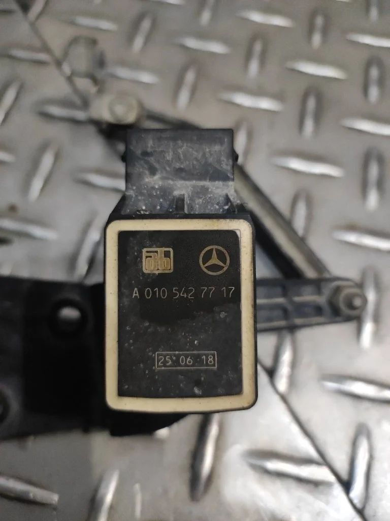 Датчик высоты дорожного просвета Mercedes-benz M-class 2008 A0105427717 W164 3.0 CDI OM642.940
