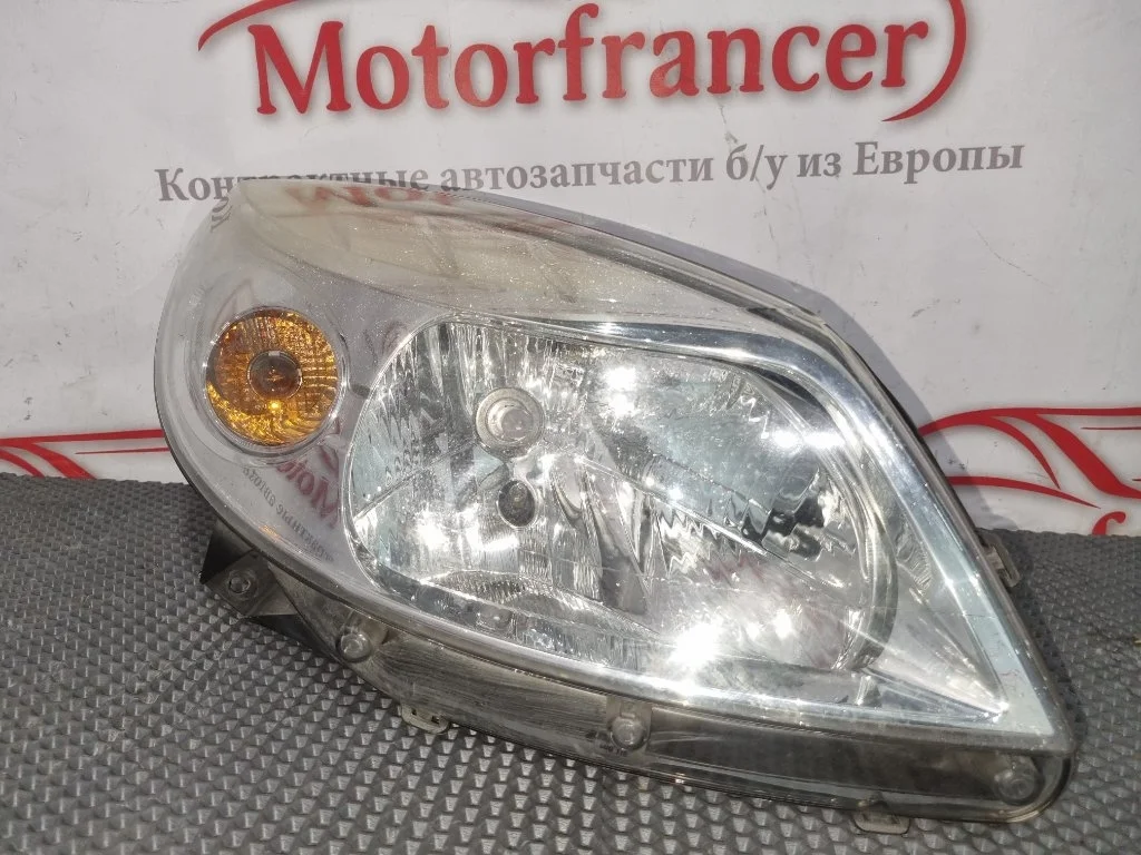 Фара галогеновая Renault Sandero 2009 8200733877 1, передняя правая