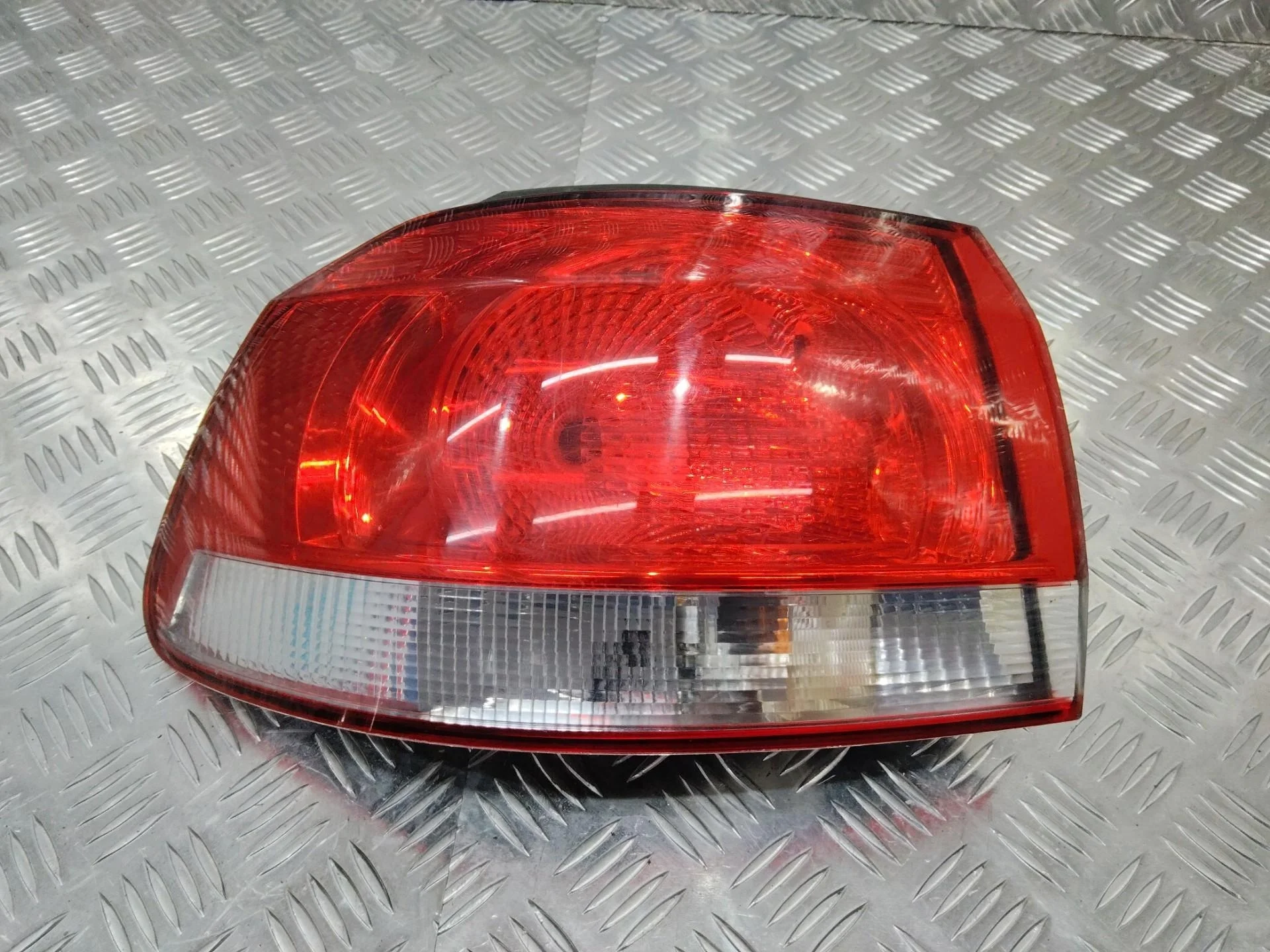 фонарь задний левый Volkswagen Golf 6  2010