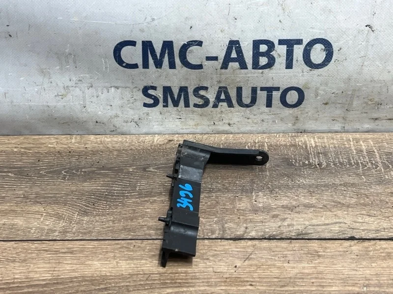 Кронштейн бампера Audi A8 4E0807284B D3 4.2 BVJ, передний правый