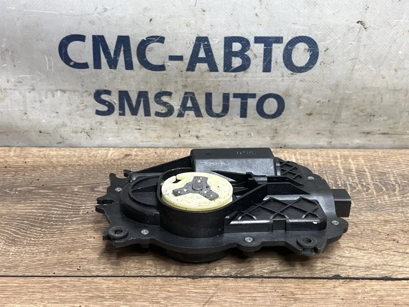 Доводчик двери Audi A8 4E0837059 D3 4.2 BVJ, передний левый